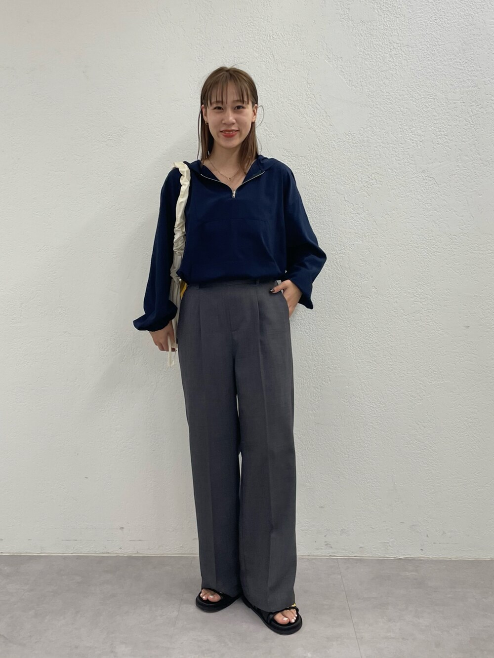 ホワイト系のショルダーバッグ、ブルー系のシャツ/ブラウス、グレー系のその他パンツを着用したレディースの春コーディネートの5枚目の写真