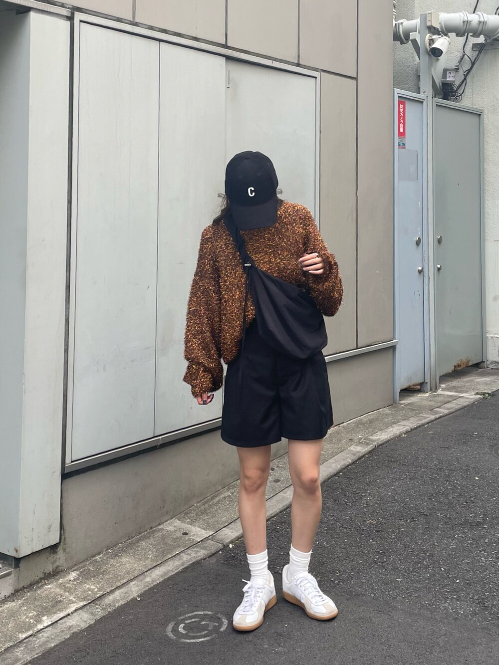 ブラウン系のニット/セーター、ホワイト系のスニーカー、ブラック系のその他パンツを着用したレディースの秋コーディネートの5枚目の写真