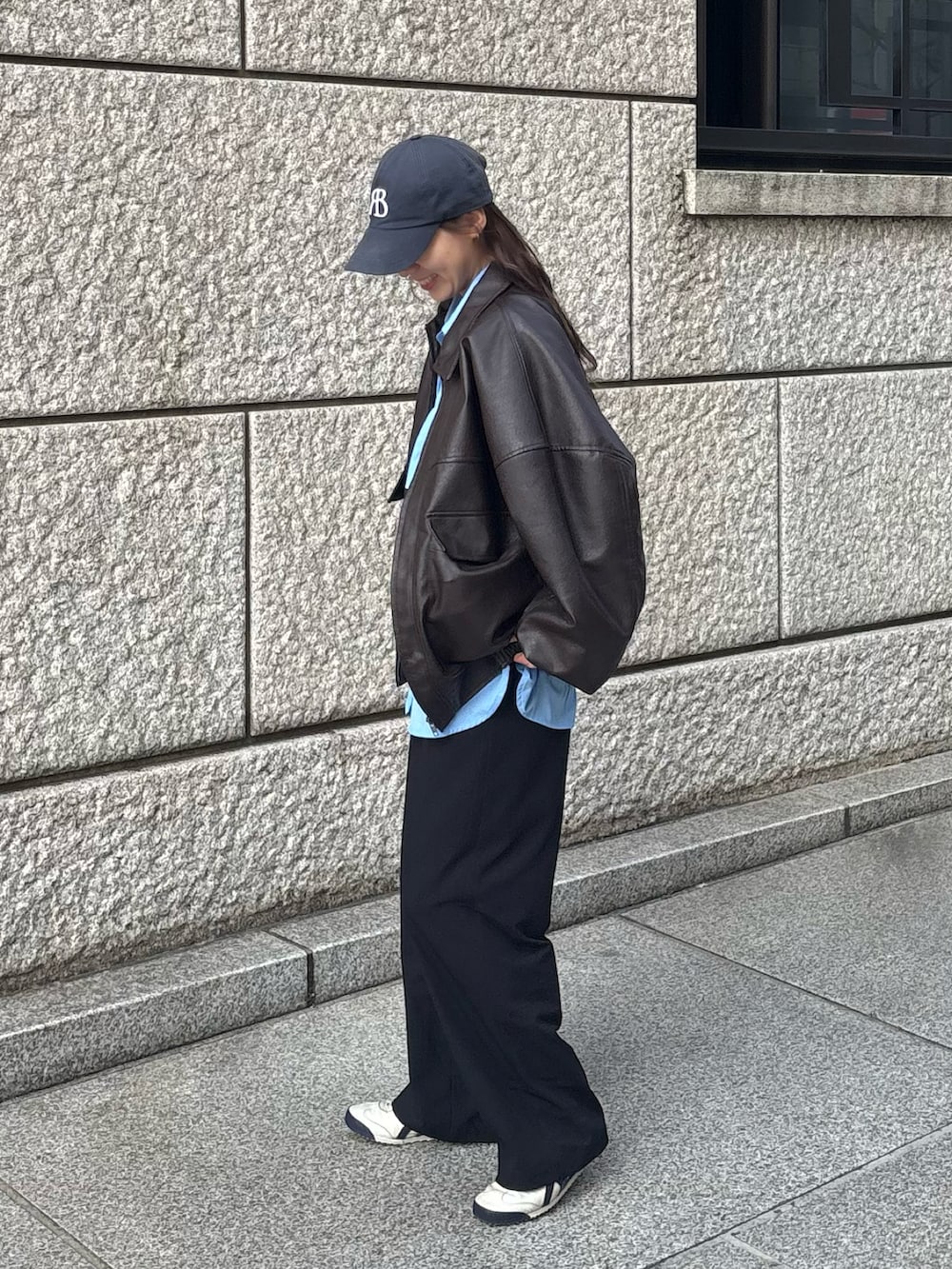 ブラック系のその他パンツ、ブラウン系のブルゾン、ブルー系のシャツ/ブラウスを着用したレディースの春コーディネートの4枚目の写真