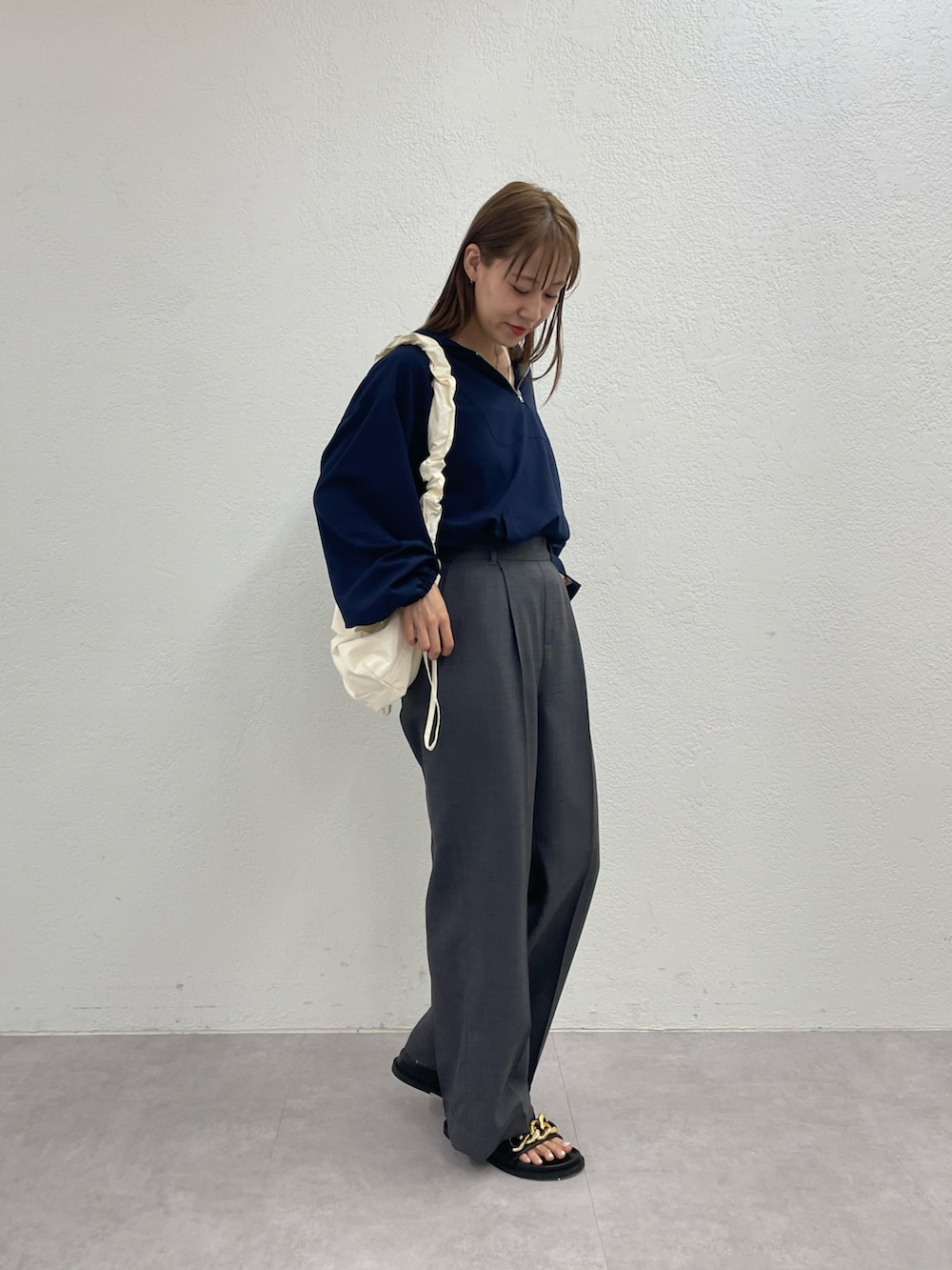 ホワイト系のショルダーバッグ、ブルー系のシャツ/ブラウス、グレー系のその他パンツを着用したレディースの春コーディネートの2枚目の写真