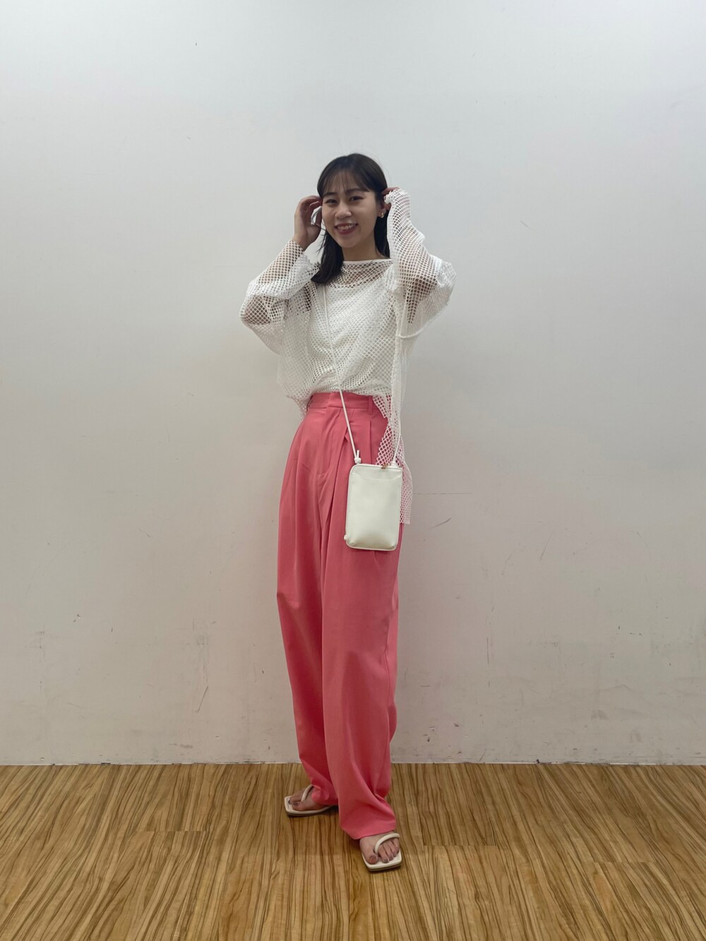 ピンク系のその他パンツ、ホワイト系のサンダル、ホワイト系のTシャツ/カットソーを着用したレディースの夏コーディネートの2枚目の写真