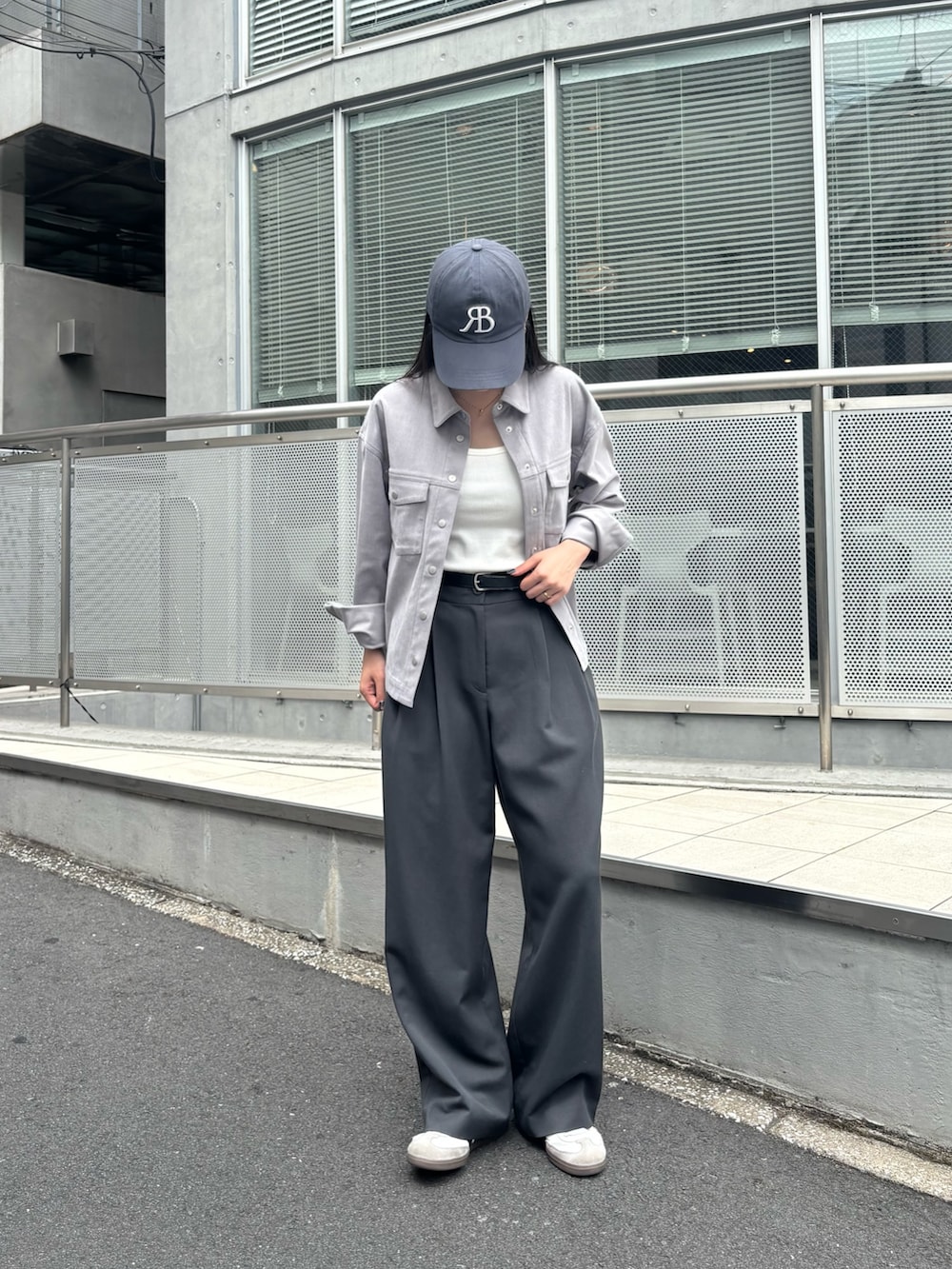 グレー系のシャツ/ブラウス、グレー系のスラックス、ホワイト系のスニーカーを着用したレディースの秋コーディネートの2枚目の写真