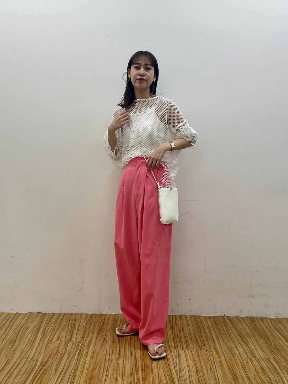 ピンク系のその他パンツ、ホワイト系のサンダル、ホワイト系のTシャツ/カットソーを着用したレディースの夏コーディネートの4枚目の写真