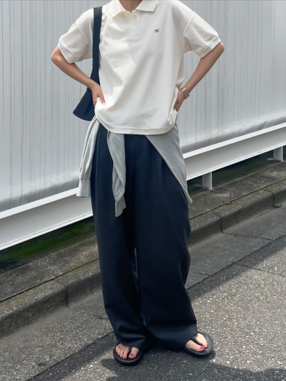 「レイヤードスタイル、腰巻きスタイル、初夏コーデ、ゆるコーデ、サンダルコーデ、トングサンダル、カーディガン、シアートップス、ポロシャツ、キャップ、リラックススタイル、夏コーデ、カジュアルスタイル、タックパンツ、スラックス」｜「COLONY 2139のワンポイント刺繍半袖ポロシャツ（ポロシャツ、ホワイト系）」を使った、konomiさん（レディース・160cm）の夏コーディネートの4枚目の写真
