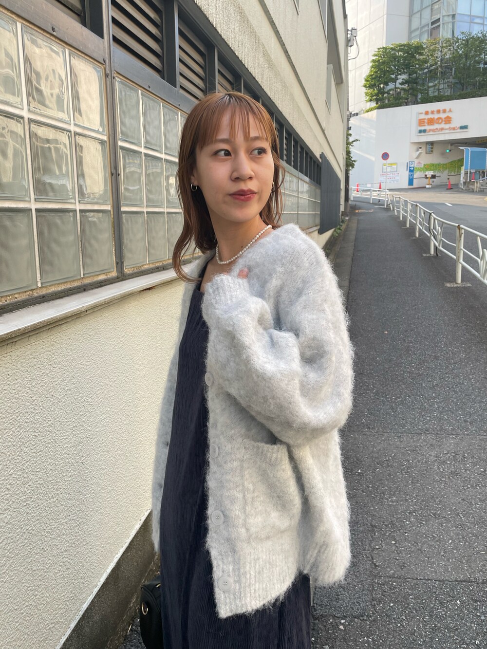 ブルー系のワンピース、グレー系のカーディガン/ボレロ、ブラック系のブーツを着用したレディースの秋コーディネートの5枚目の写真