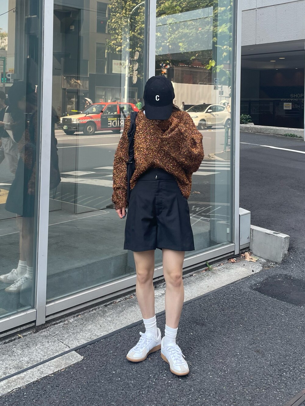 ブラウン系のニット/セーター、ホワイト系のスニーカー、ブラック系のその他パンツを着用したレディースの秋コーディネートの2枚目の写真