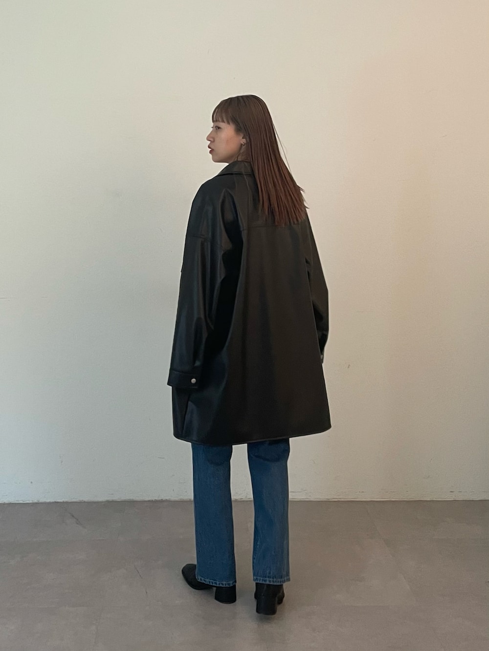 ブラック系のブーツ、ブルー系のデニムパンツ、ホワイト系のTシャツ/カットソーを着用したレディースの夏コーディネートの2枚目の写真