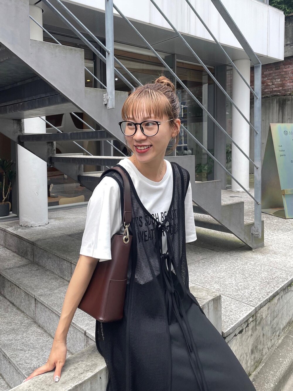 ブラック系のワンピース、ホワイト系のTシャツ/カットソー、ベージュ系のスニーカーを着用したレディースの夏コーディネートの5枚目の写真