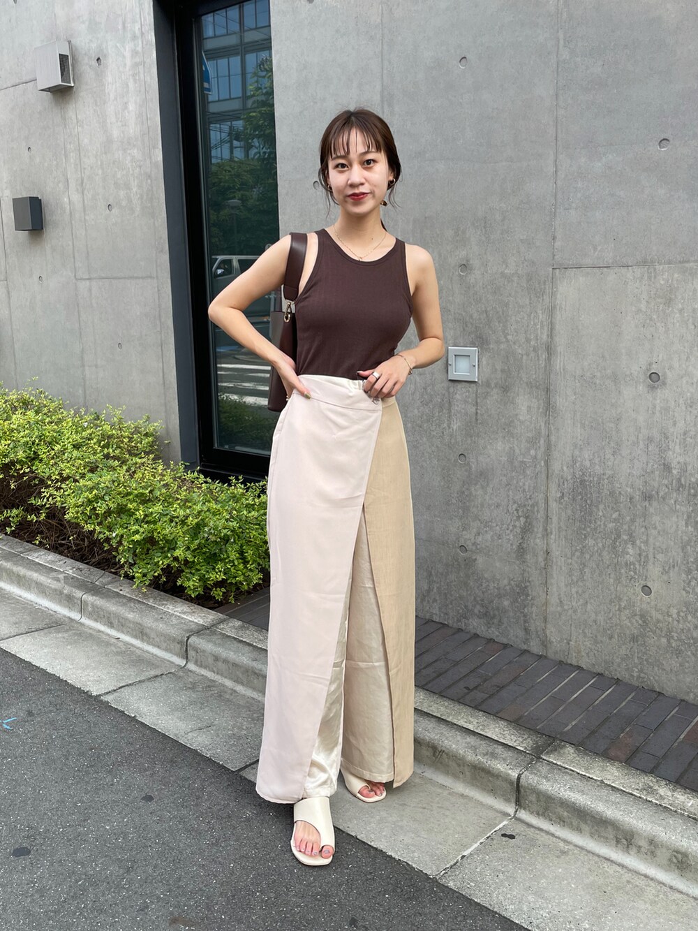 「COLONY2139、プチプラ、大人カジュアル、ラクチンコーデ、お出かけコーデ、カジュアルコーデ、プチプラコーデ、ラップパンツ、パンツスタイル、アメリカンスリーブ、アメスリ、バケツバッグ、骨格ウェーブ、タンクトップ、GU」｜「COLONY 2139の異素材切替ラップパンツ（その他パンツ、ベージュ系）」を使った、konomiさん（レディース・160cm）の夏コーディネートの3枚目の写真
