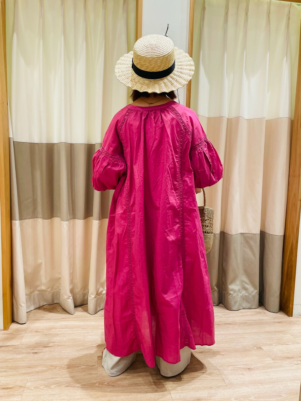 ベージュ系のその他パンツ、ゴールド系のハンドバッグ、ブラウン系のサンダルを着用したレディースの夏コーディネートの2枚目の写真