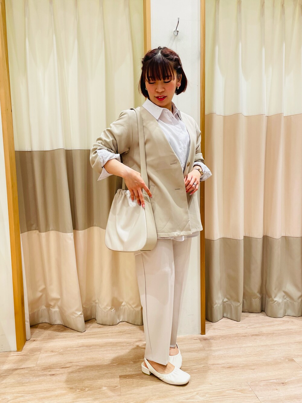 グレー系のシャツ/ブラウス、ベージュ系のノーカラージャケット、ホワイト系のその他パンツを着用したレディースの春コーディネートの4枚目の写真