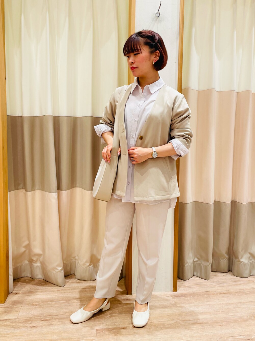 グレー系のシャツ/ブラウス、ベージュ系のノーカラージャケット、ホワイト系のその他パンツを着用したレディースの春コーディネートの2枚目の写真