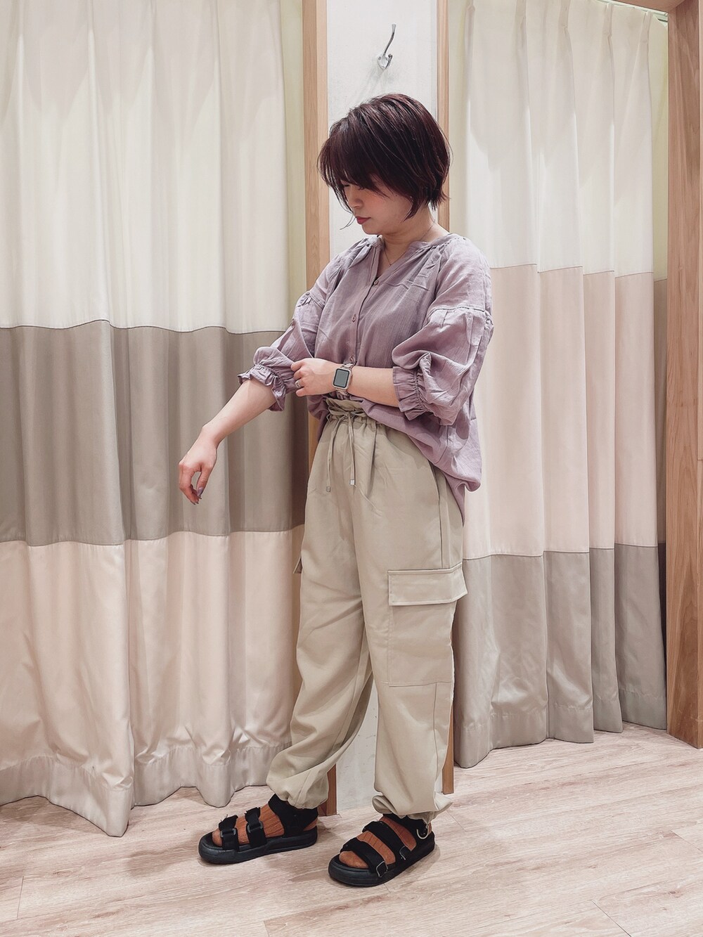 ピンク系のシャツ/ブラウス、ブラック系のTシャツ/カットソー、ベージュ系のカーゴパンツを着用したレディースの秋コーディネートの2枚目の写真