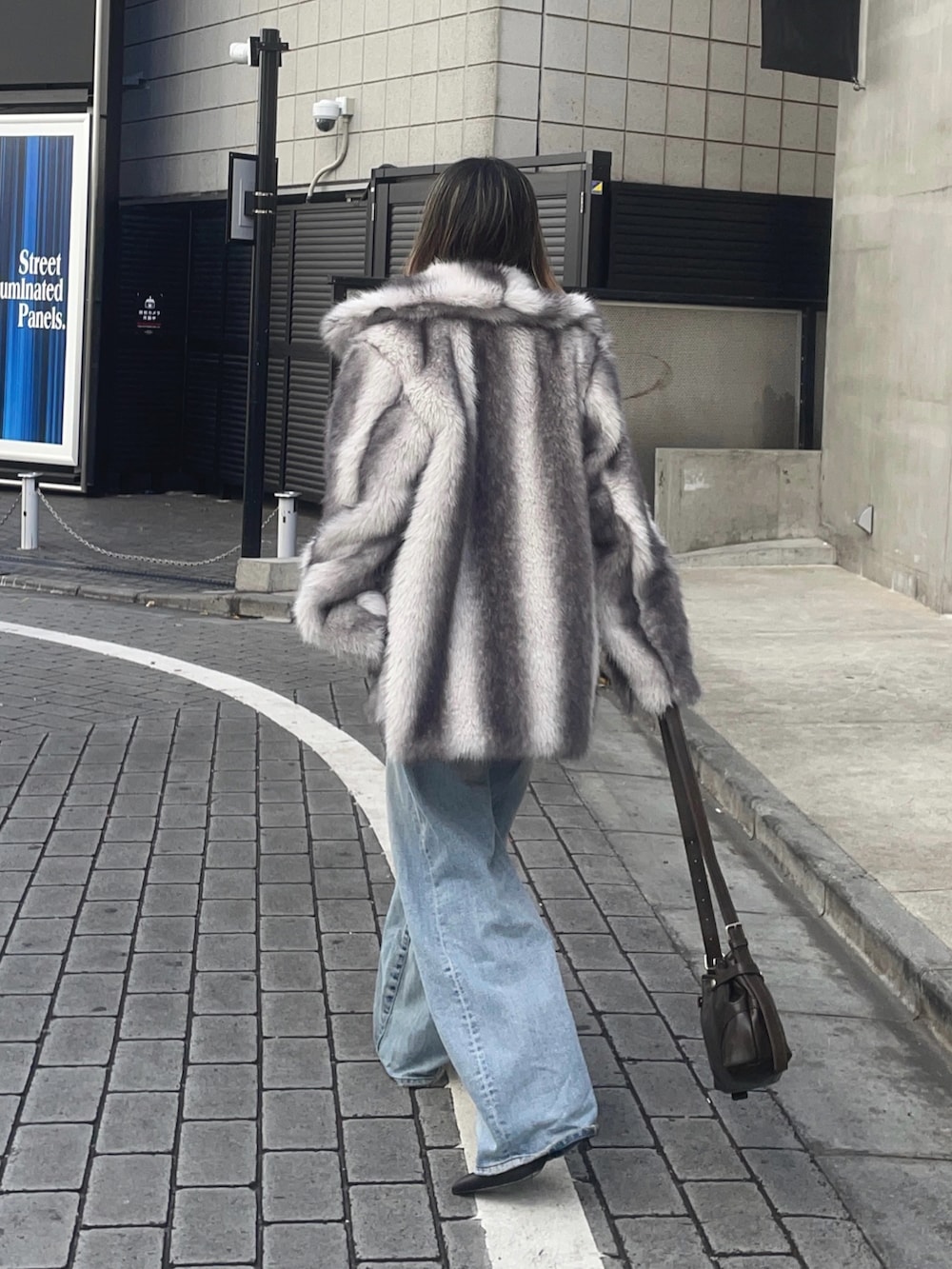 ブラック系のトップス、グレー系のその他アウターを着用したレディースの秋コーディネートの2枚目の写真