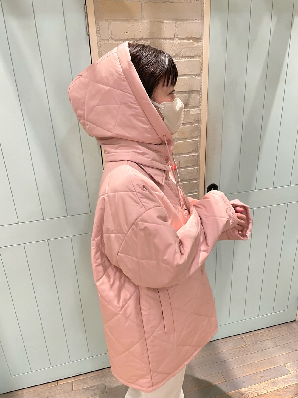 ピンク系のダウンジャケット/コートを着用したレディースの秋コーディネートの2枚目の写真