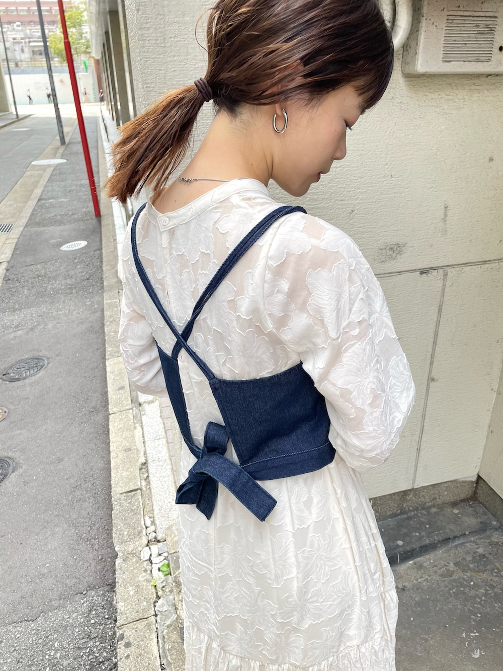 「オトナカジュアル、秋のコーデ、オトナ女子、秋色、ワントーンコーデ、骨格ウェーブ、ホワイトコーデ、ショートブーツ、ソックスブーツ、長袖ワンピース」｜「Kastaneの【2022AWアイテム】ソックスブーツ（ブーツ、ブラウン系）」を使った、harukaさん（レディース・155cm）の夏コーディネートの3枚目の写真