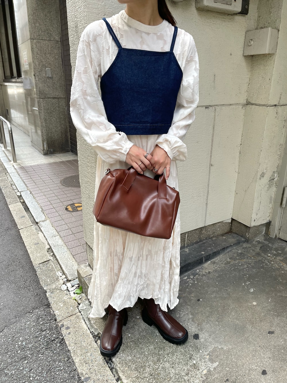 「オトナカジュアル、秋のコーデ、オトナ女子、秋色、ワントーンコーデ、骨格ウェーブ、ホワイトコーデ、ショートブーツ、ソックスブーツ、長袖ワンピース」｜「Kastaneの【2022AWアイテム】ソックスブーツ（ブーツ、ブラウン系）」を使った、harukaさん（レディース・155cm）の夏コーディネートの4枚目の写真