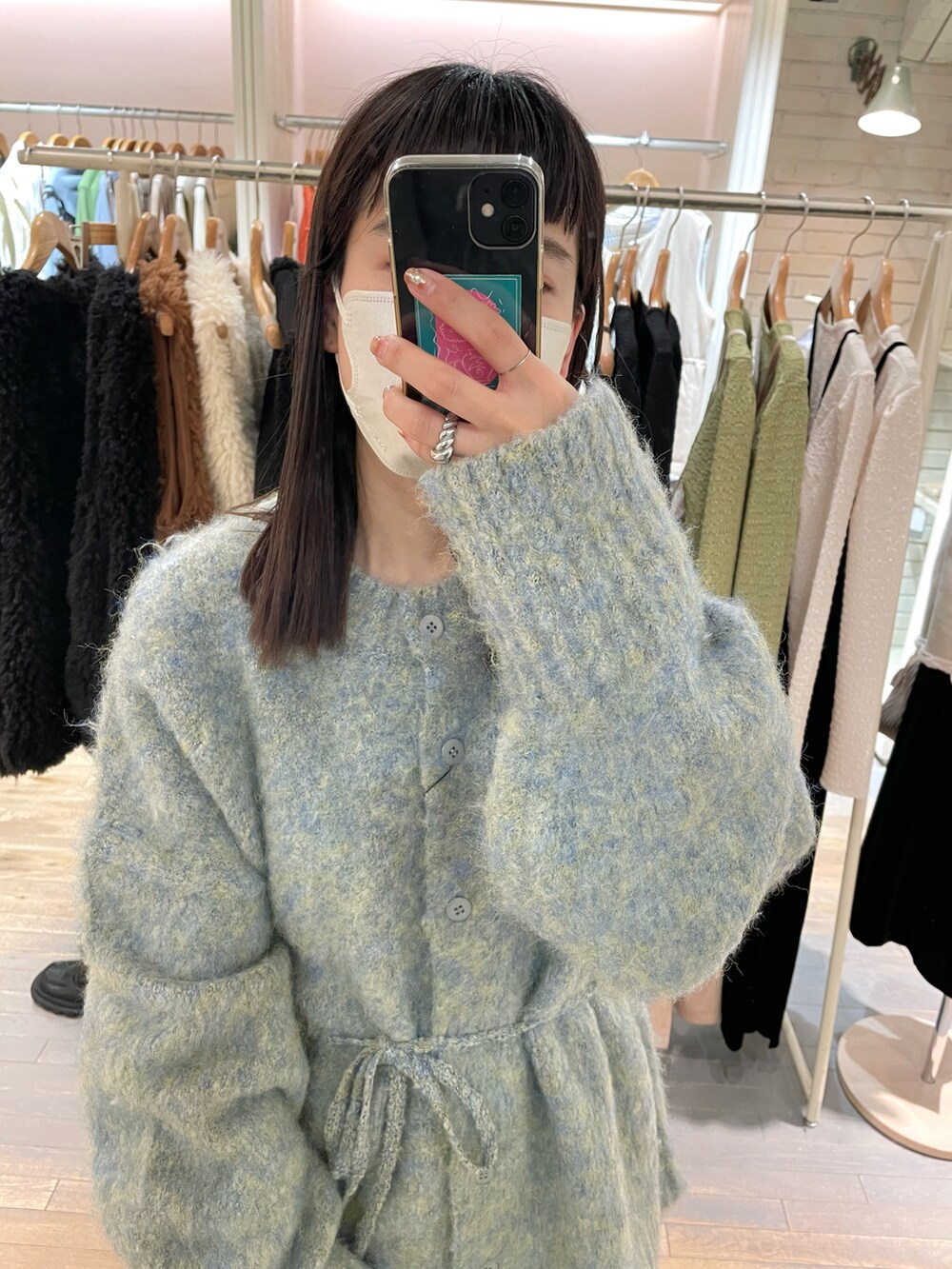ブルー系のカーディガン/ボレロ、シルバー系のリングを着用したレディースの秋コーディネートの2枚目の写真