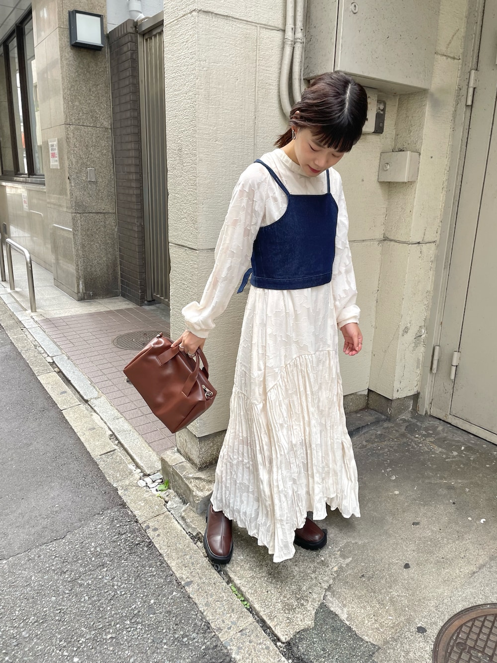 「オトナカジュアル、秋のコーデ、オトナ女子、秋色、ワントーンコーデ、骨格ウェーブ、ホワイトコーデ、ショートブーツ、ソックスブーツ、長袖ワンピース」｜「Kastaneの【2022AWアイテム】ソックスブーツ（ブーツ、ブラウン系）」を使った、harukaさん（レディース・155cm）の夏コーディネートの2枚目の写真