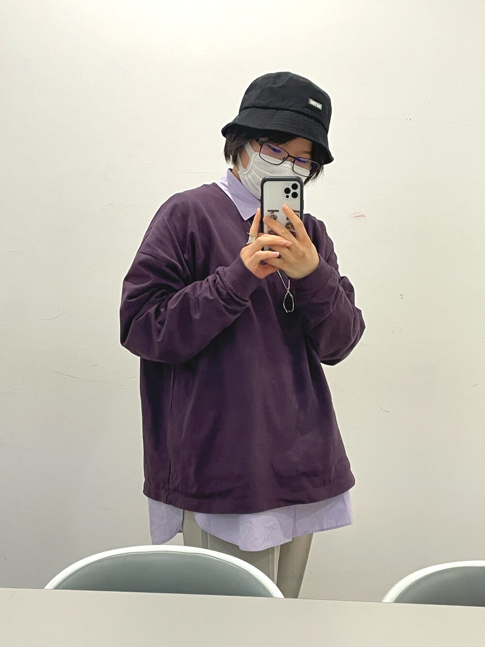 ブルー系のその他アウター、パープル系のTシャツ/カットソー、パープル系のTシャツ/カットソーを着用したレディースの冬コーディネートの2枚目の写真
