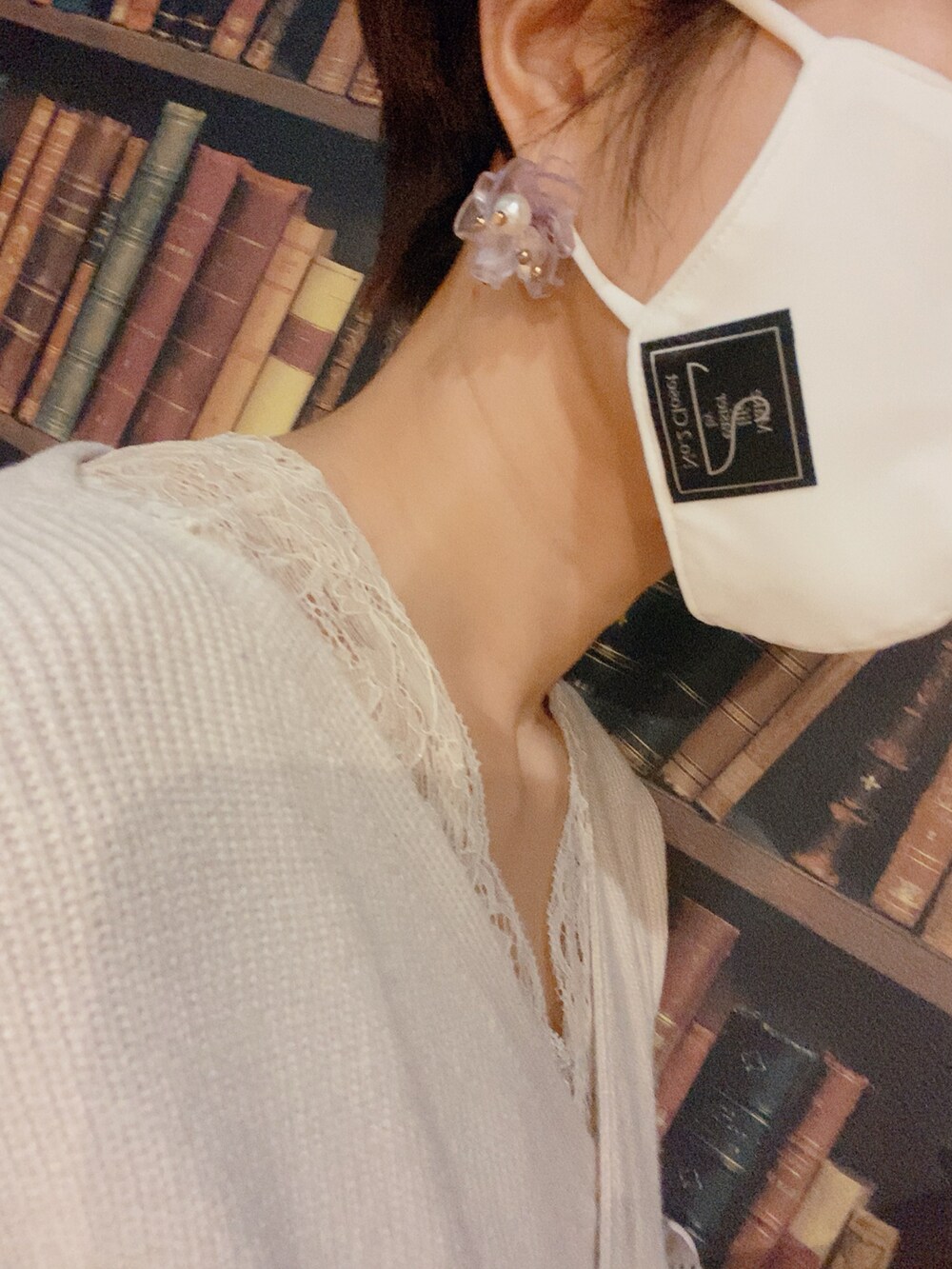 ホワイト系のニット/セーター、ブルー系のデニムパンツ、ホワイト系のブーツを着用したレディースの冬コーディネートの4枚目の写真