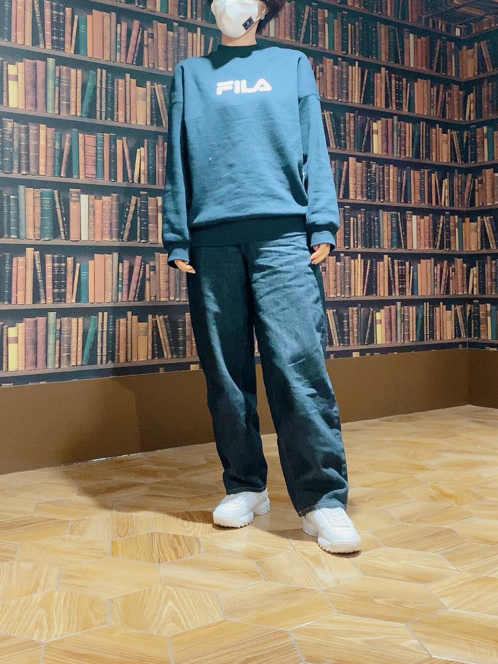 ブルー系のデニムパンツ、ホワイト系のスニーカー、ホワイト系のブルゾンを着用したレディースの冬コーディネートの2枚目の写真