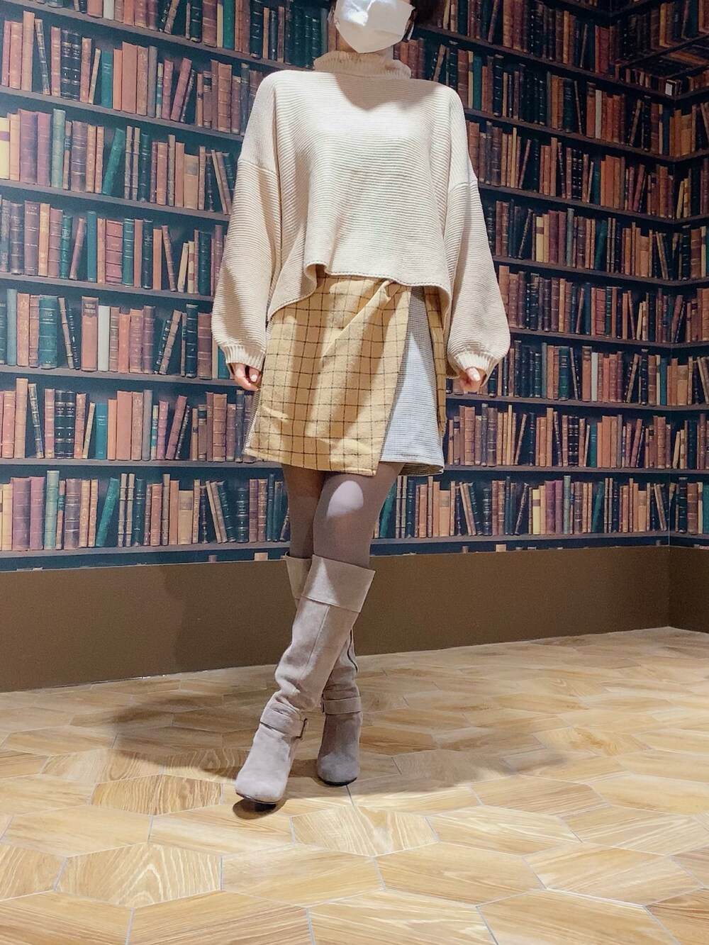 「冬コーデ、大人カジュアル、秋冬コーデ、あったかコーデ、ootd、スカート、ニットコーデ、大人ガーリー、オトナカジュアル、マフラーぐるぐる、ファーバッグ、大人コーデ」｜「ADOLESCENCE のバルーンスリーブサイドスリットハイネックニットトップス【ZOZOTOWN限定アイテム】（ニット/セーター、ベージュ系）」を使った、おかきょんさん（レディース・160cm）の冬コーディネートの2枚目の写真