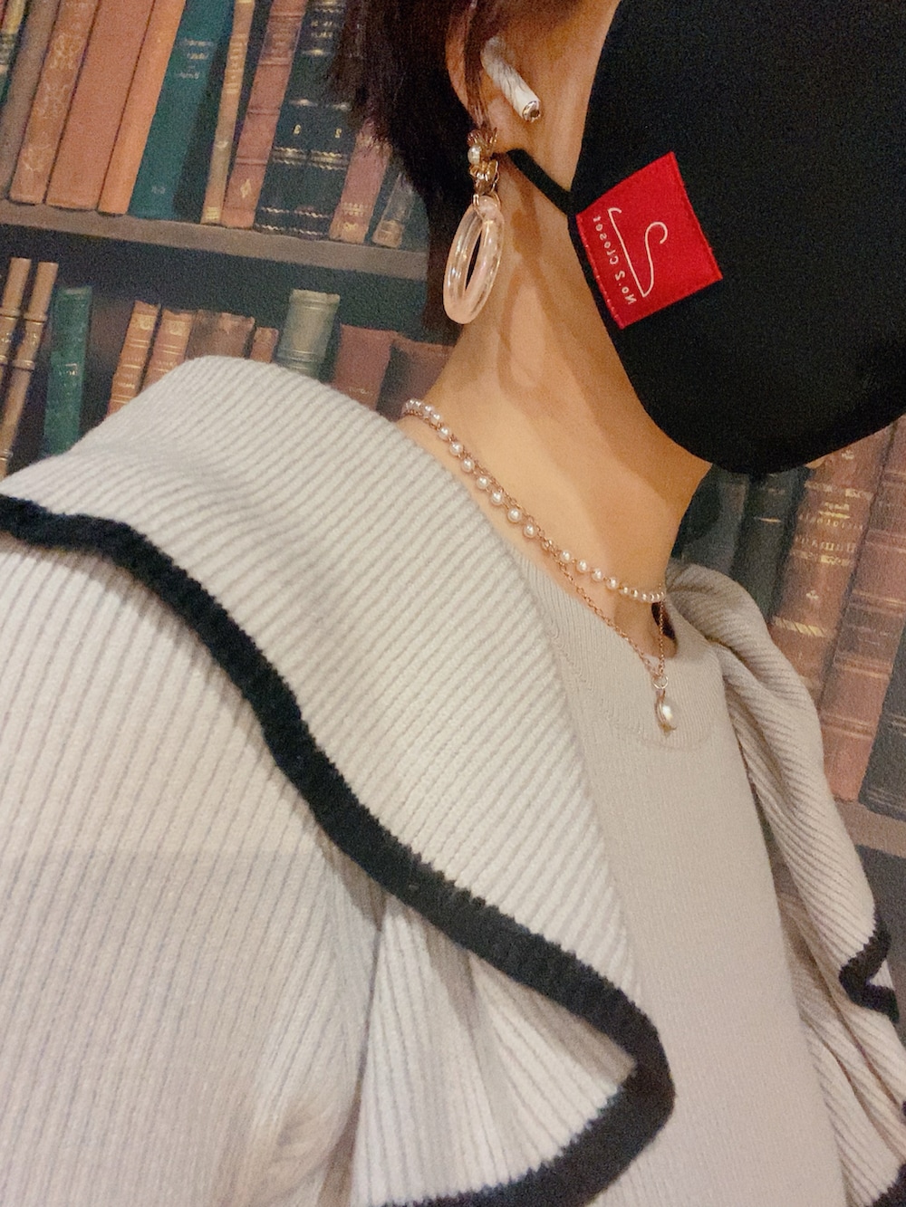 ピンク系のスカート、グレー系のブーツ、グレー系のハンドバッグを着用したレディースの冬コーディネートの4枚目の写真