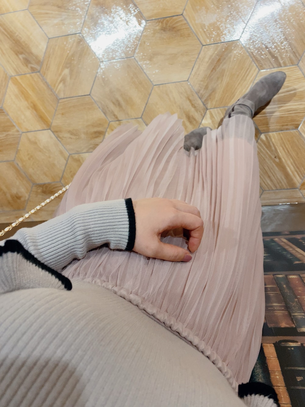 ピンク系のスカート、グレー系のブーツ、グレー系のハンドバッグを着用したレディースの冬コーディネートの3枚目の写真