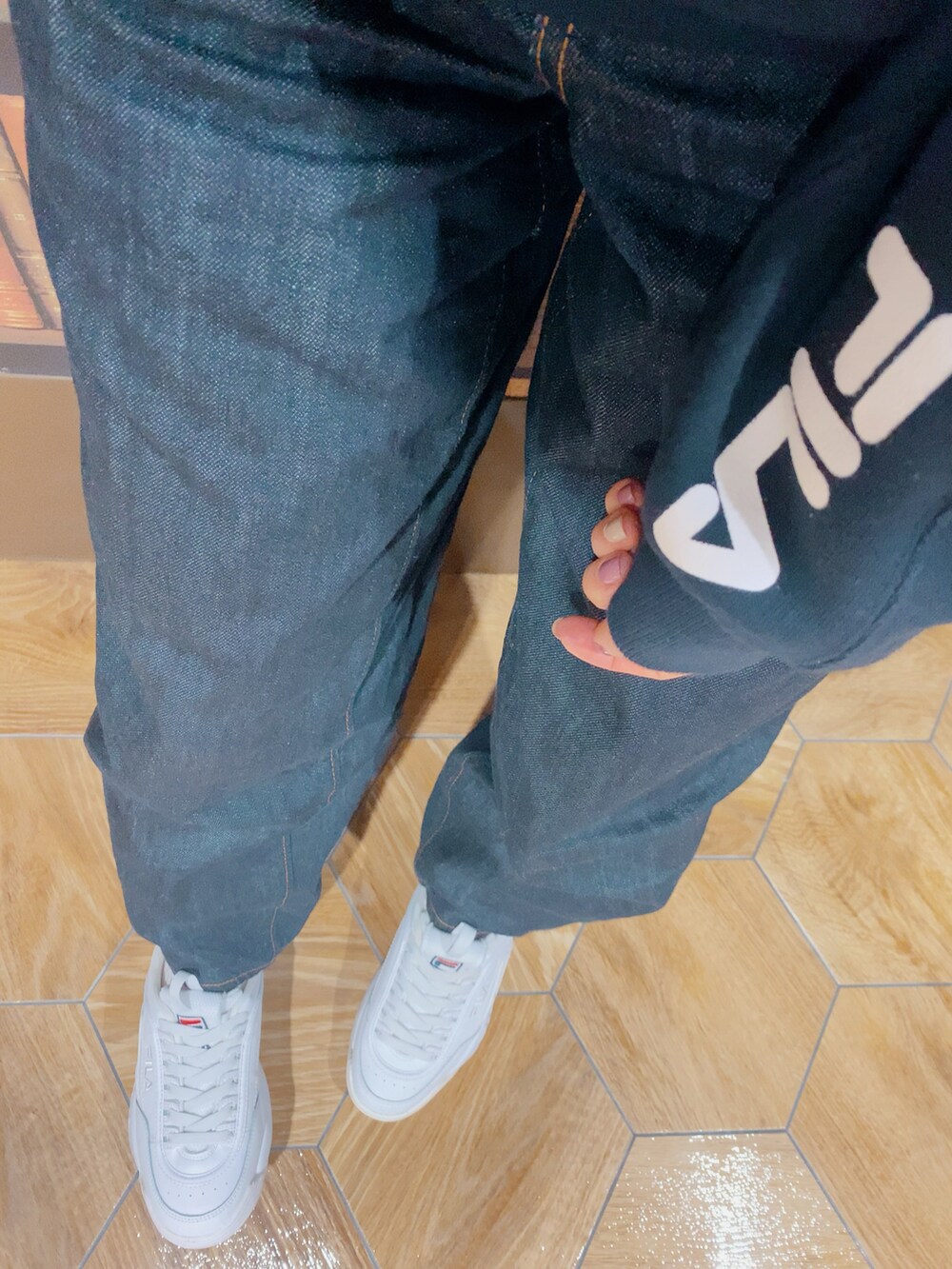 ブルー系のデニムパンツ、ホワイト系のスニーカー、ホワイト系のブルゾンを着用したレディースの冬コーディネートの3枚目の写真