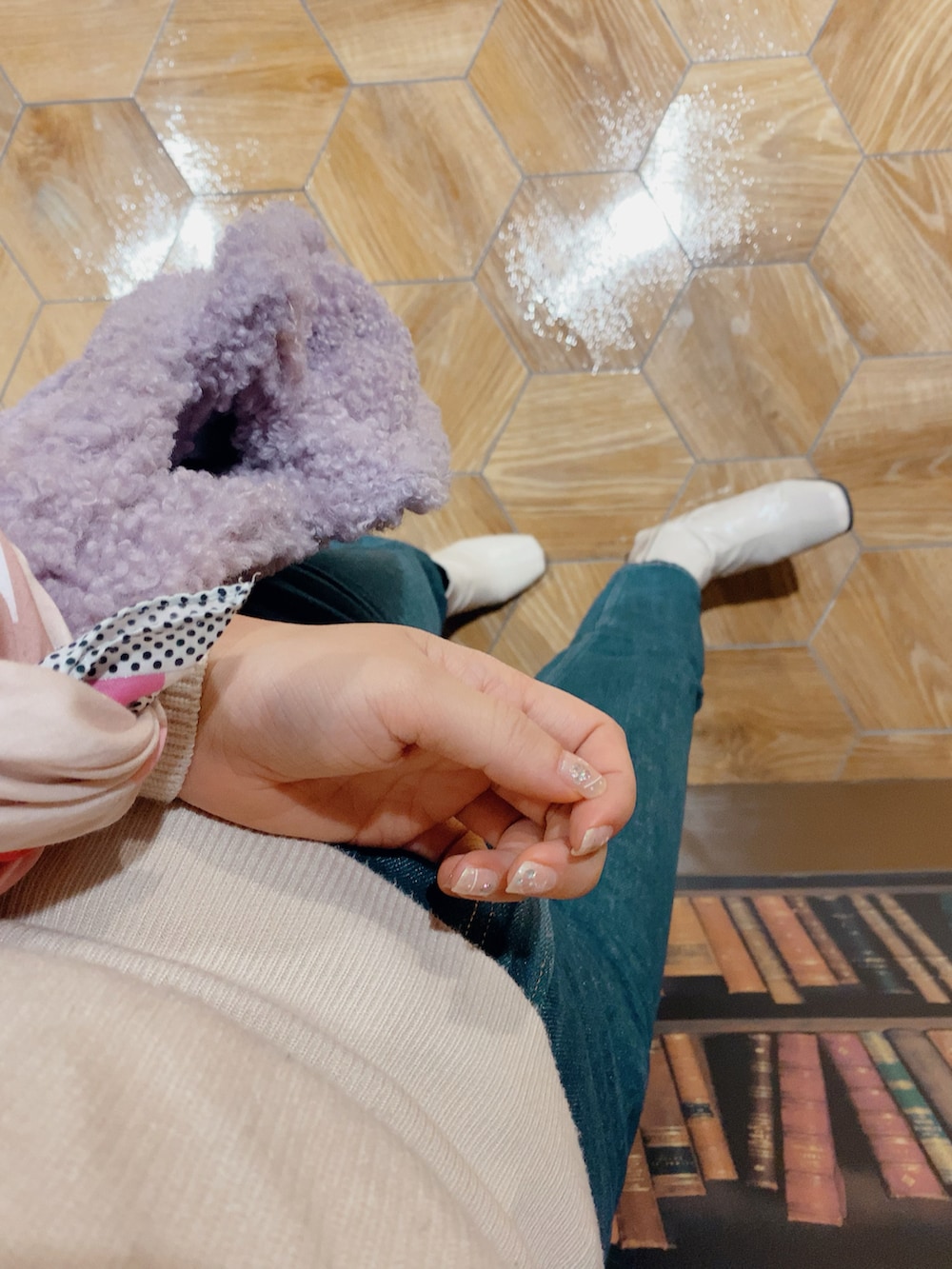 ホワイト系のニット/セーター、ブルー系のデニムパンツ、ホワイト系のブーツを着用したレディースの冬コーディネートの3枚目の写真
