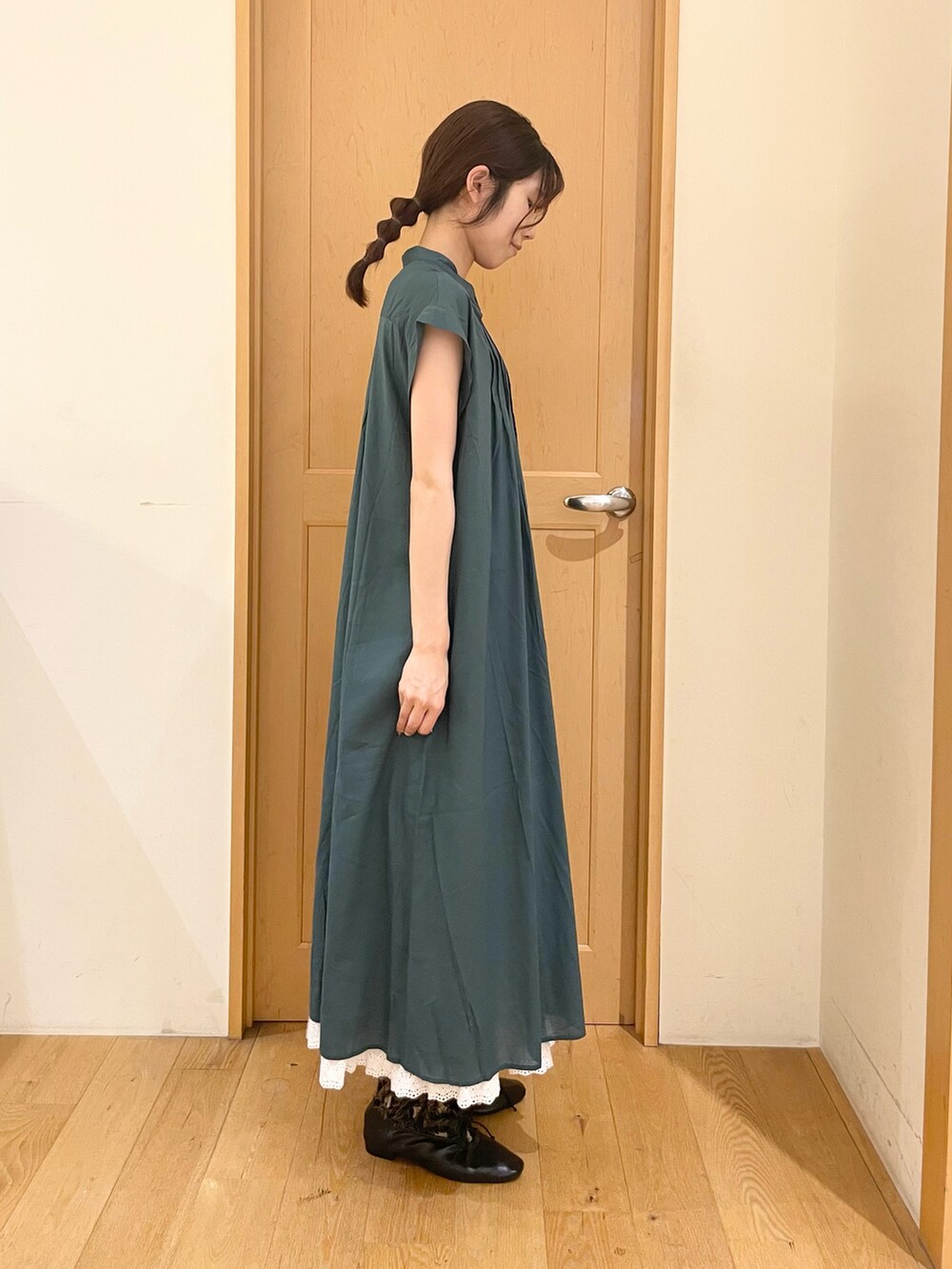 「夏ファッション、ワンピース、Samansa Mos2、グリーン、夏コーデ、オトナカジュアル、高身長女子」｜「Samansa Mos2のピンタックフレンチワンピース（ワンピース、グリーン系）」を使った、ミカさん（レディース・164cm）の夏コーディネートの2枚目の写真