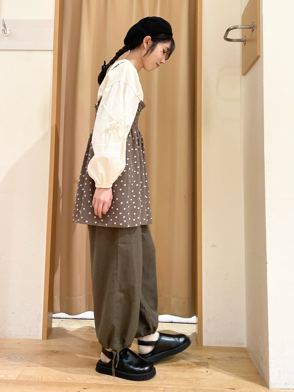 「Samansa Mos2のヘリンボーン裾ドロストセミワイドパンツ（その他パンツ、グリーン系）」を使った、ミカさん（レディース・164cm）の秋コーディネートの2枚目の写真