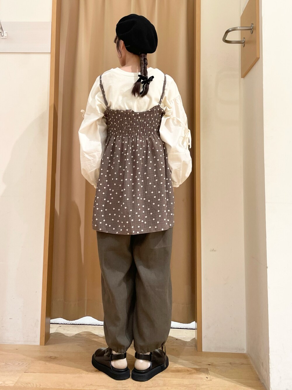 「Samansa Mos2のヘリンボーン裾ドロストセミワイドパンツ（その他パンツ、グリーン系）」を使った、ミカさん（レディース・164cm）の秋コーディネートの3枚目の写真