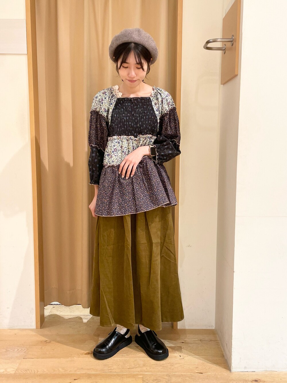「Samansa Mos2、綿麻、カジュアル、studio CLIP、花柄、休日スタイル、秋冬、カラーコーデ」｜「Samansa Mos2の花柄パッチワークブラウス（シャツ/ブラウス、ブラック系）」を使った、ミカさん（レディース・164cm）の秋コーディネートの2枚目の写真