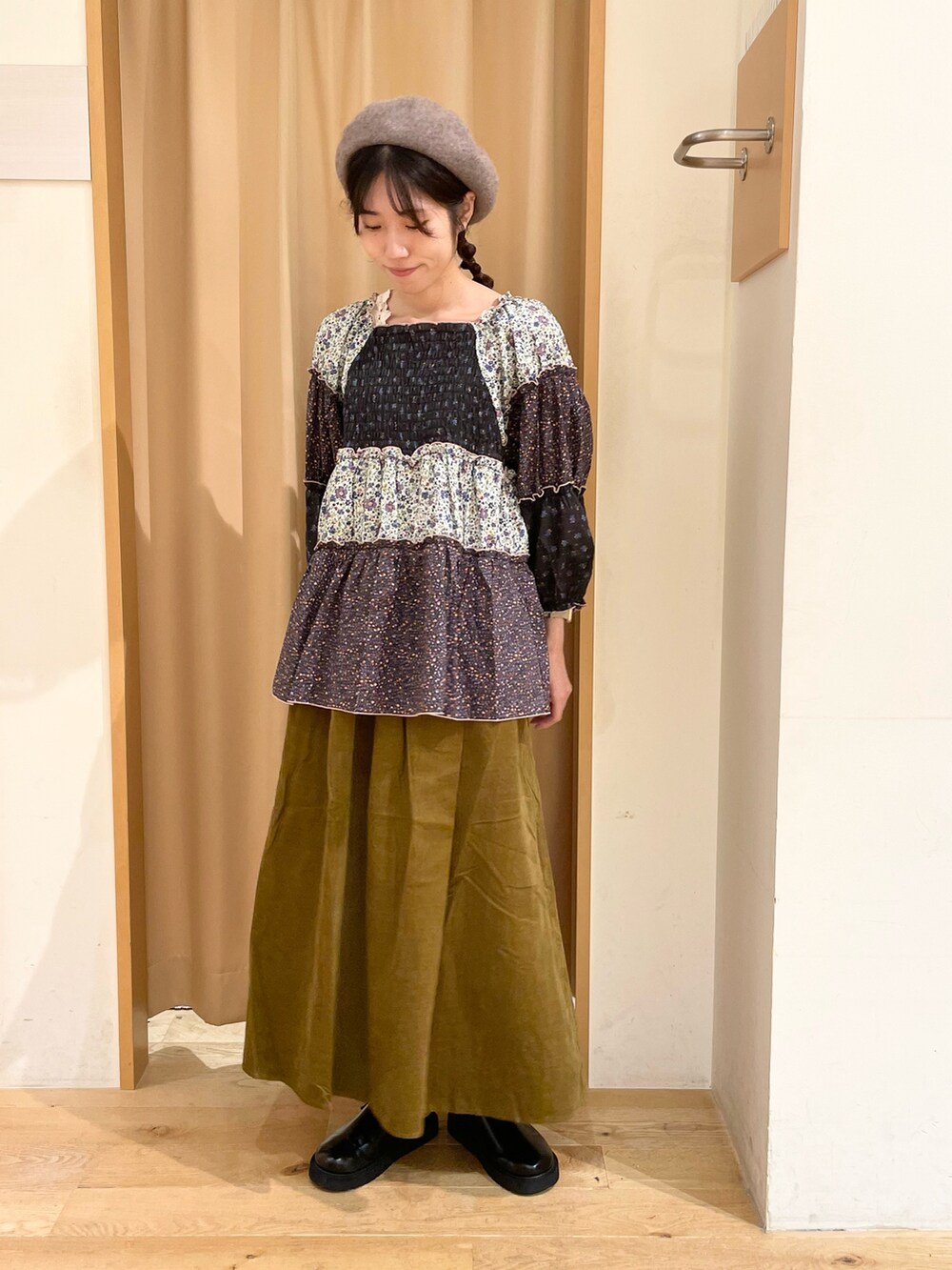 「Samansa Mos2、綿麻、カジュアル、studio CLIP、花柄、休日スタイル、秋冬、カラーコーデ」｜「Samansa Mos2の花柄パッチワークブラウス（シャツ/ブラウス、ブラック系）」を使った、ミカさん（レディース・164cm）の秋コーディネートの3枚目の写真