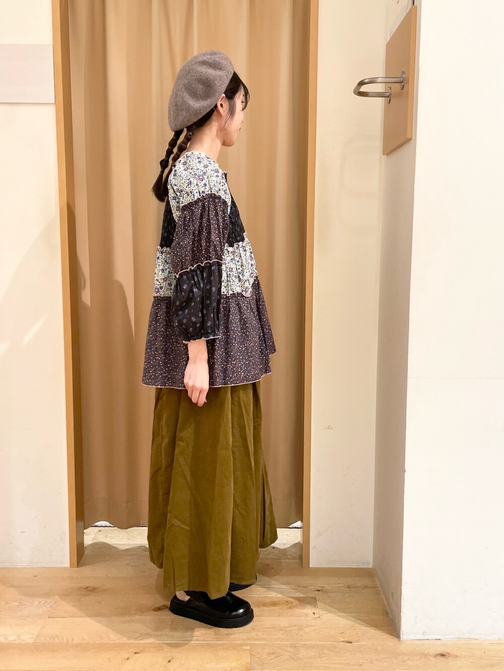 「Samansa Mos2、綿麻、カジュアル、studio CLIP、花柄、休日スタイル、秋冬、カラーコーデ」｜「Samansa Mos2の花柄パッチワークブラウス（シャツ/ブラウス、ブラック系）」を使った、ミカさん（レディース・164cm）の秋コーディネートの4枚目の写真