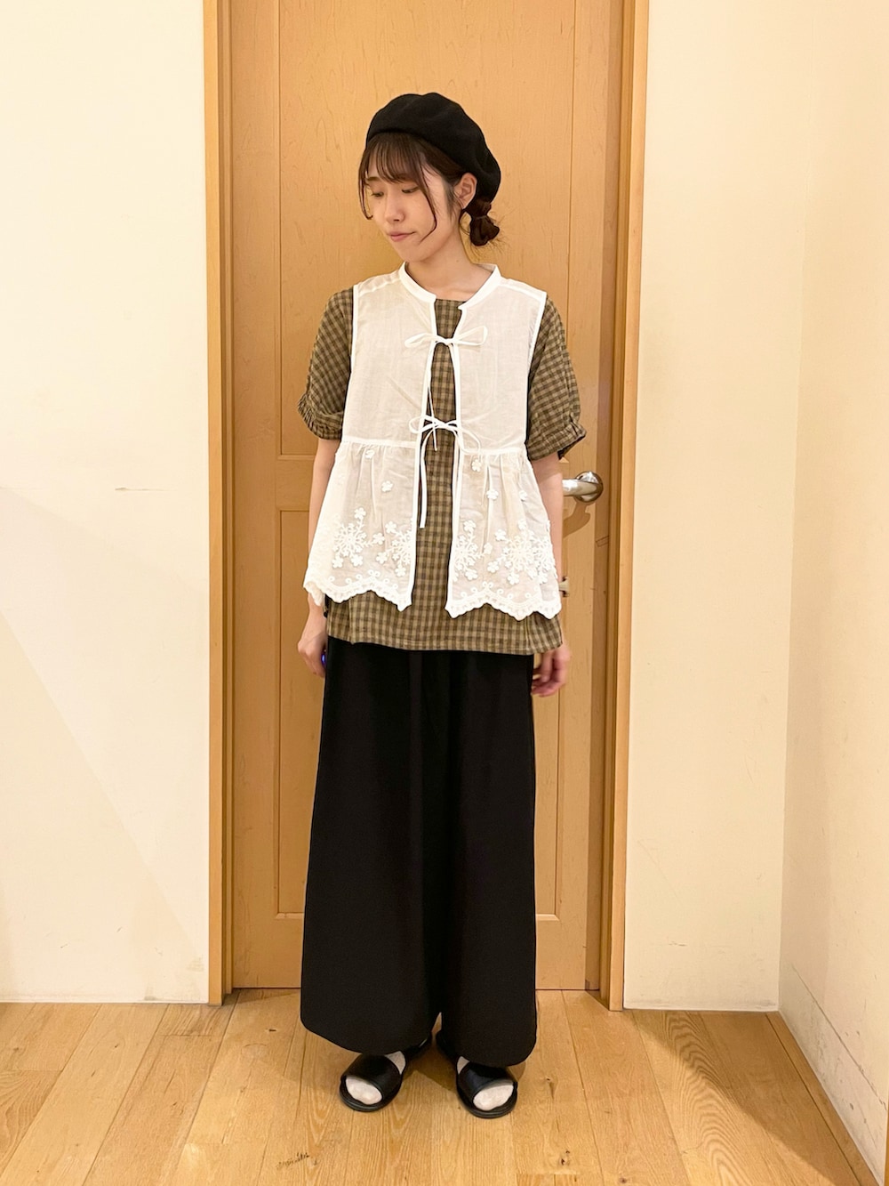 「夏、Samansa Mos2、大人カジュアル、チェック、ベレー帽、ベスト」｜「Samansa Mos2の刺繍リボンベスト（ベスト、ホワイト系）」を使った、ミカさん（レディース・164cm）の夏コーディネートの2枚目の写真