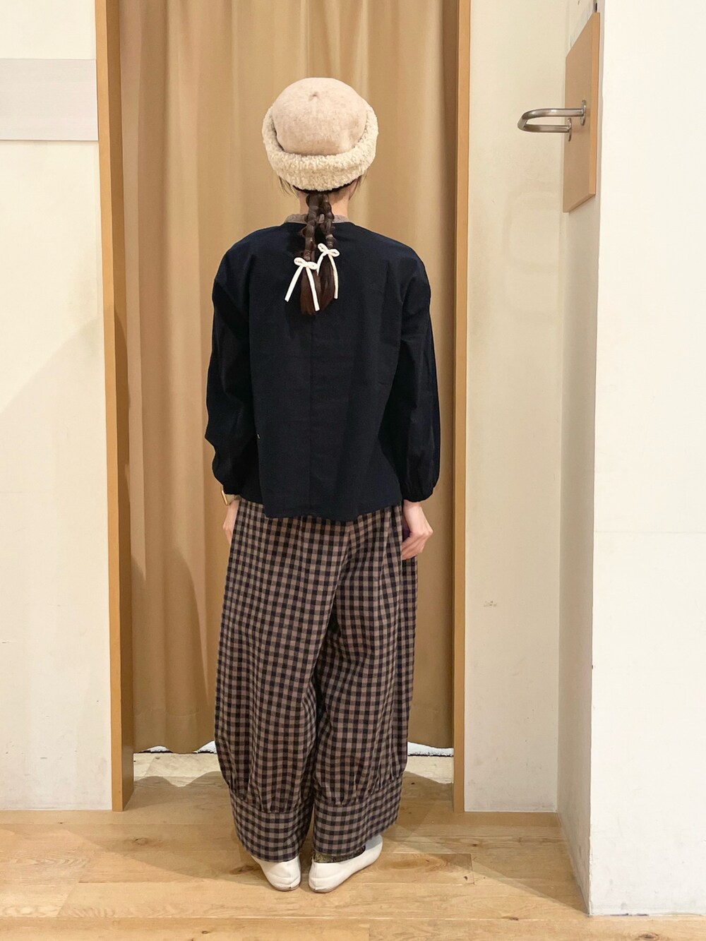 「Samansa Mos2、ゆるコーデ、刺繍、刺繍ブラウス、ボアハット、チェック柄」｜「Samansa Mos2の胸元スカラップ刺繍ブラウス（シャツ/ブラウス、ブラック系）」を使った、ミカさん（レディース・164cm）の秋コーディネートの3枚目の写真