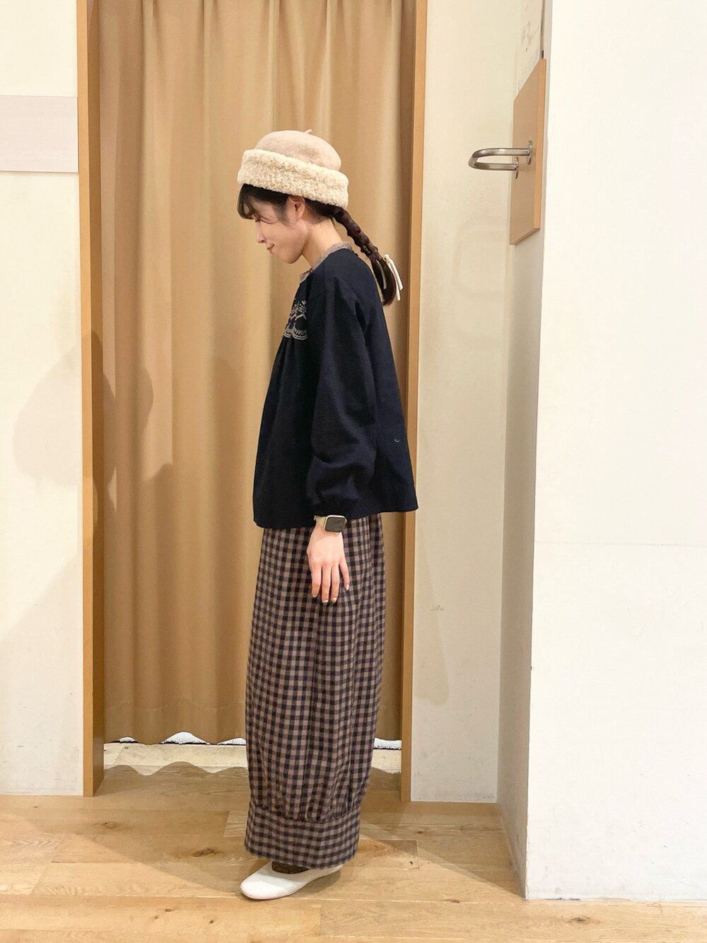 「Samansa Mos2、ゆるコーデ、刺繍、刺繍ブラウス、ボアハット、チェック柄」｜「Samansa Mos2の胸元スカラップ刺繍ブラウス（シャツ/ブラウス、ブラック系）」を使った、ミカさん（レディース・164cm）の秋コーディネートの2枚目の写真