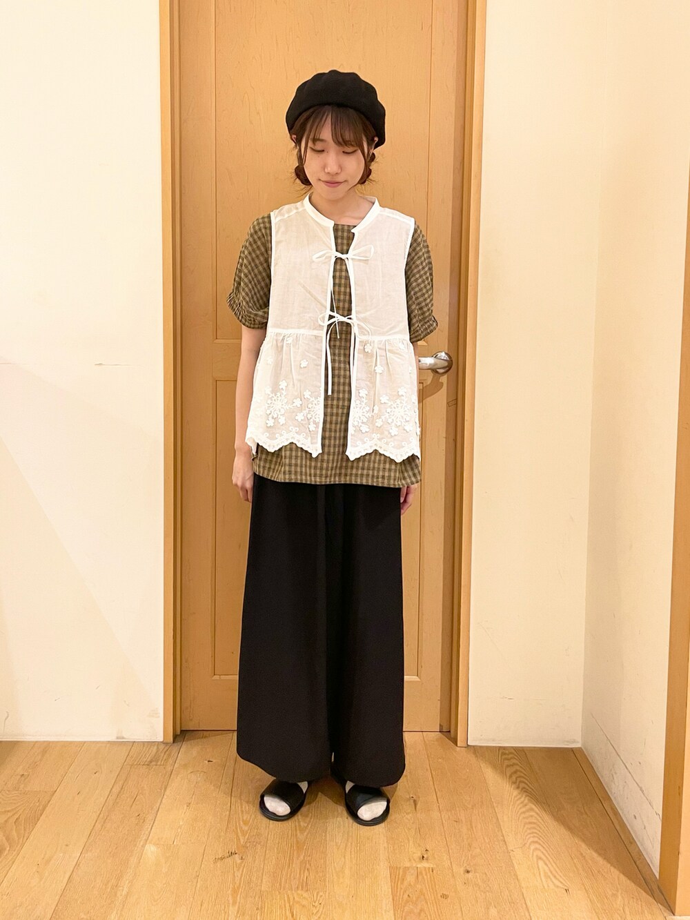 「夏、Samansa Mos2、大人カジュアル、チェック、ベレー帽、ベスト」｜「Samansa Mos2の刺繍リボンベスト（ベスト、ホワイト系）」を使った、ミカさん（レディース・164cm）の夏コーディネートの3枚目の写真