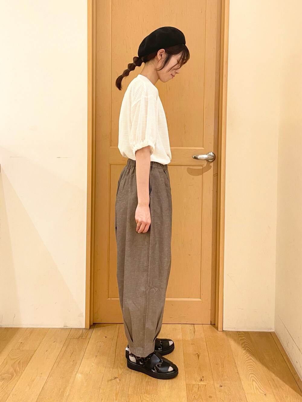 「夏ファッション、オトナカジュアル、シンプル、ゆるコーデ、厚底サンダル、高身長コーデ、Samansa Mos2、カジュアルコーデ、パンツスタイル、休日スタイル」｜「Samansa Mos2の胸元花柄テープ刺繍カットソー（Tシャツ/カットソー、ホワイト系）」を使った、ミカさん（レディース・164cm）の夏コーディネートの3枚目の写真