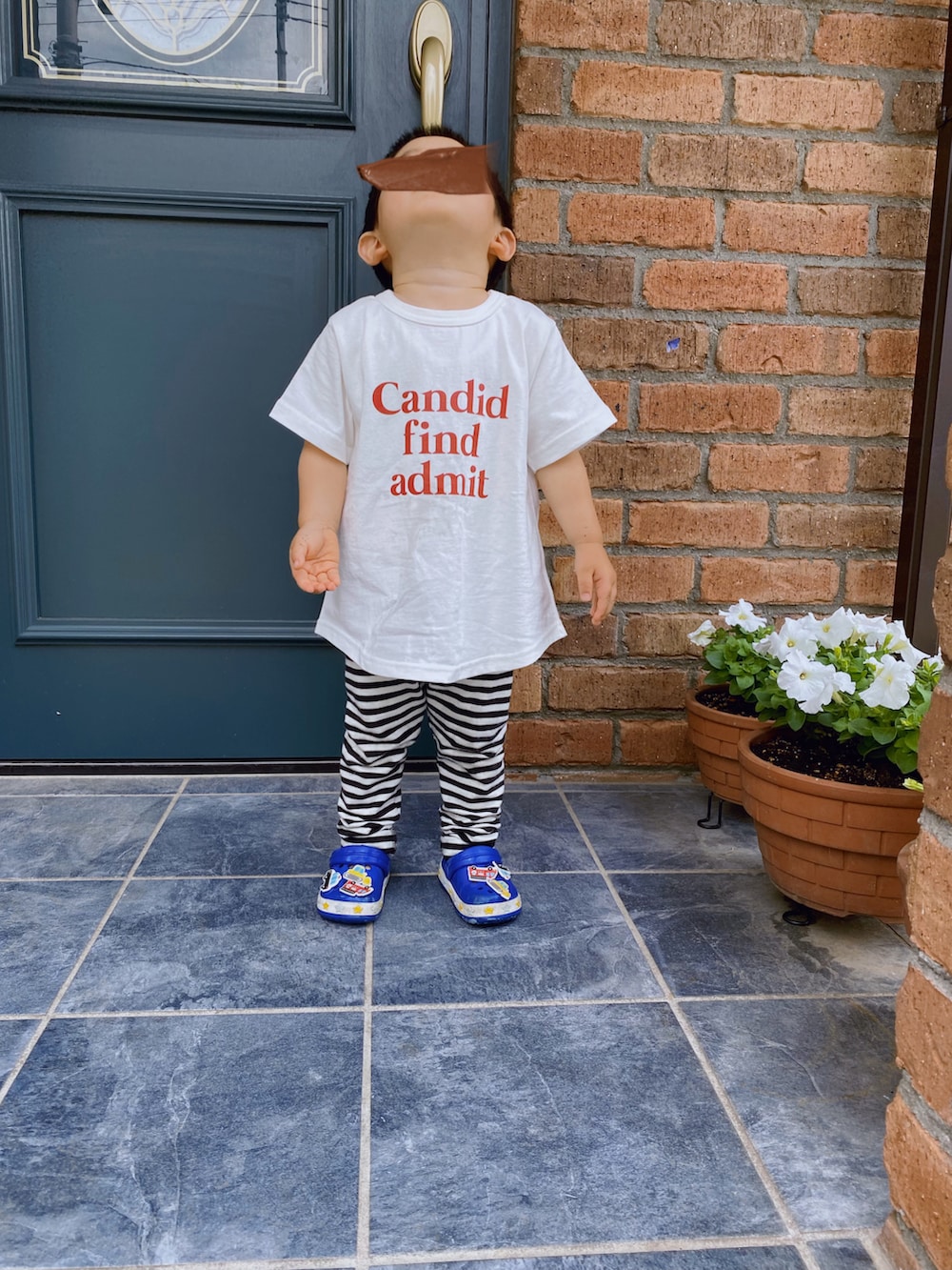 ホワイト系のTシャツ/カットソー、ホワイト系のパンツを着用したキッズの夏コーディネートの2枚目の写真