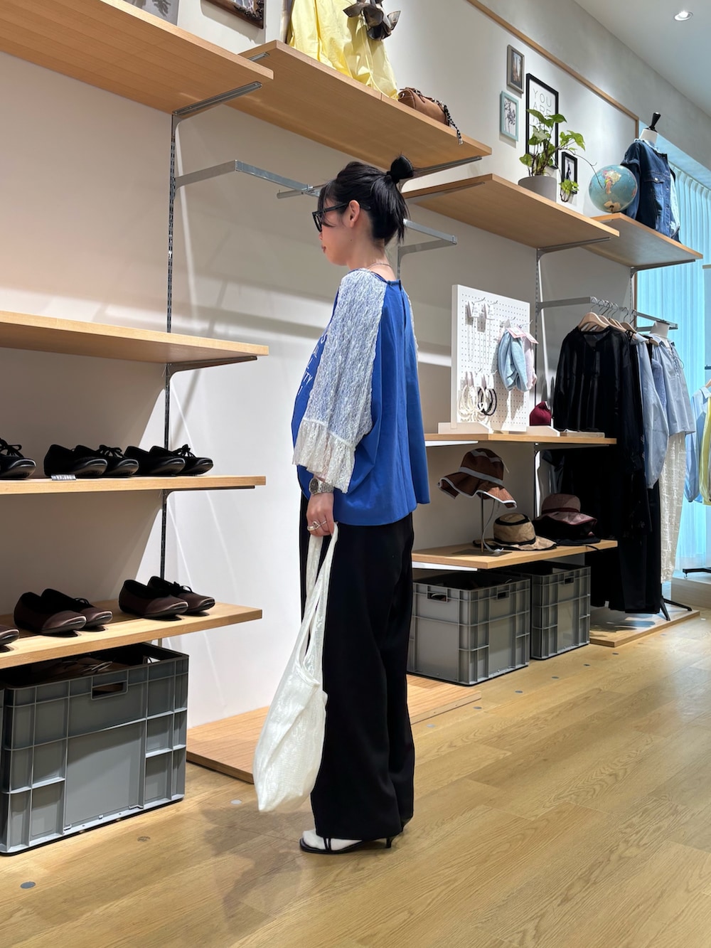 ブルー系のTシャツ/カットソー、ブラック系のその他パンツ、ホワイト系のトートバッグを着用したレディースの春コーディネートの4枚目の写真