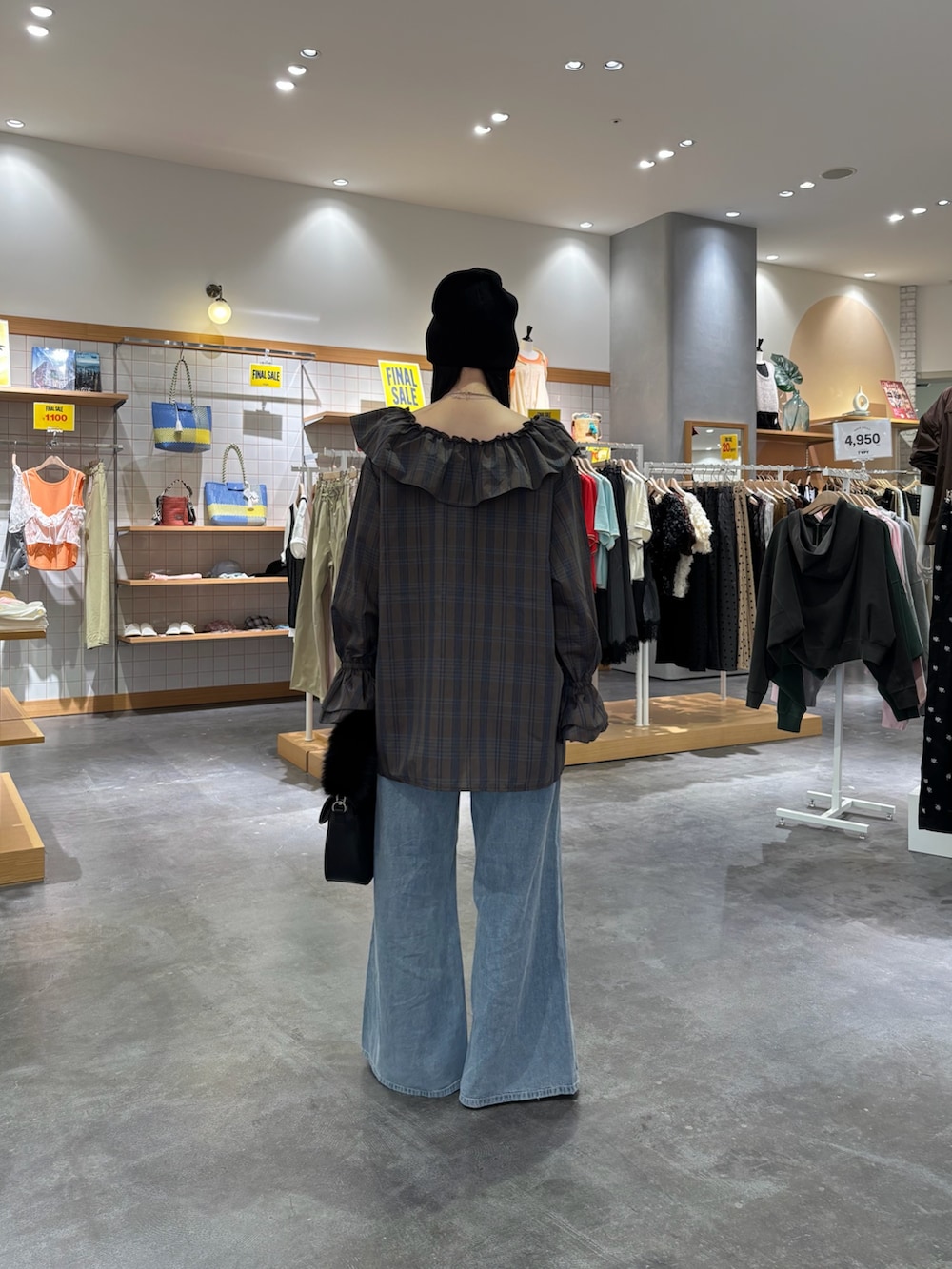 ブラウン系のシャツ/ブラウス、ブルー系のデニムパンツ、ブラック系のショルダーバッグを着用したレディースの秋コーディネートの3枚目の写真