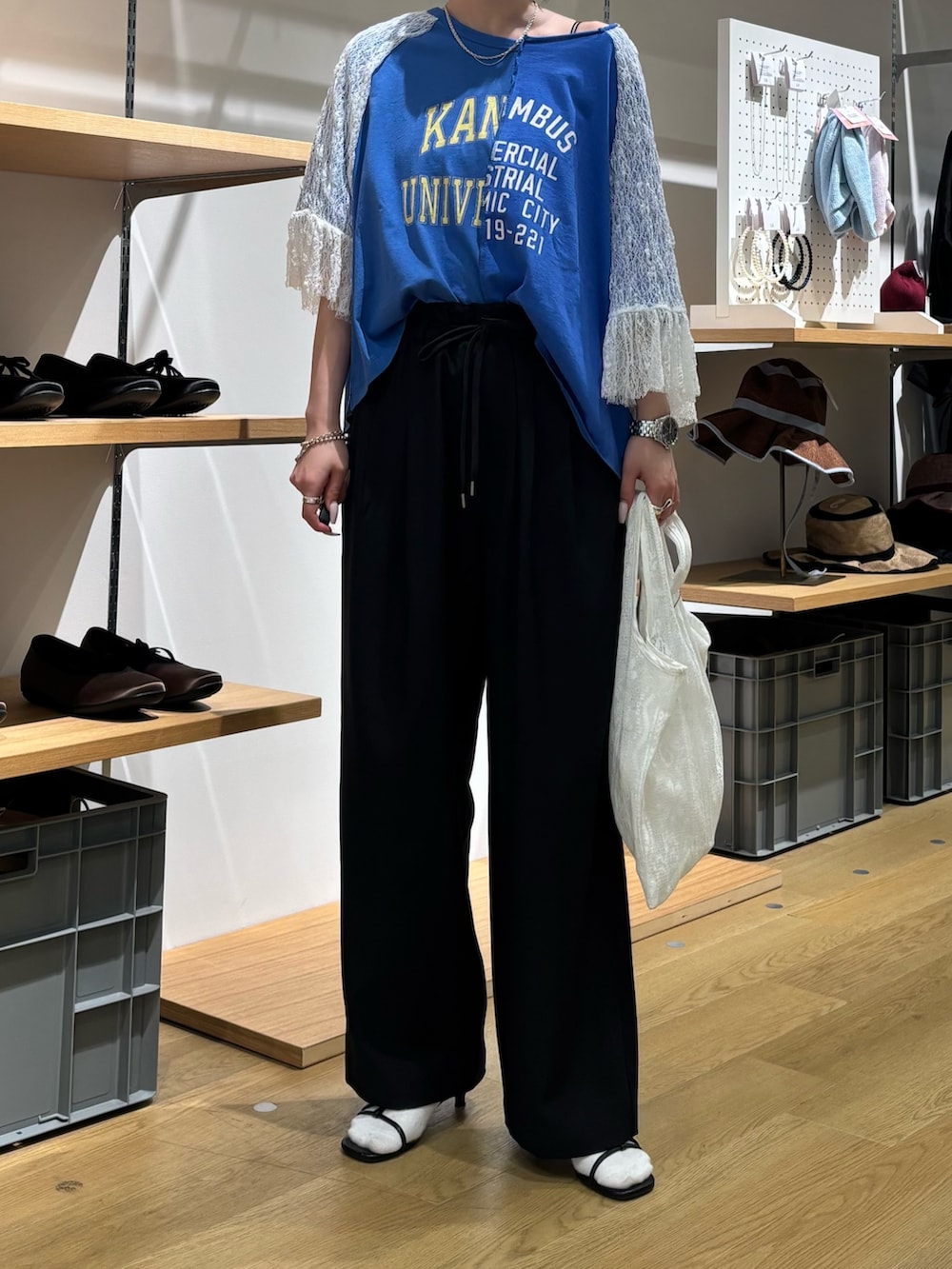 ブルー系のTシャツ/カットソー、ブラック系のその他パンツ、ホワイト系のトートバッグを着用したレディースの春コーディネートの3枚目の写真