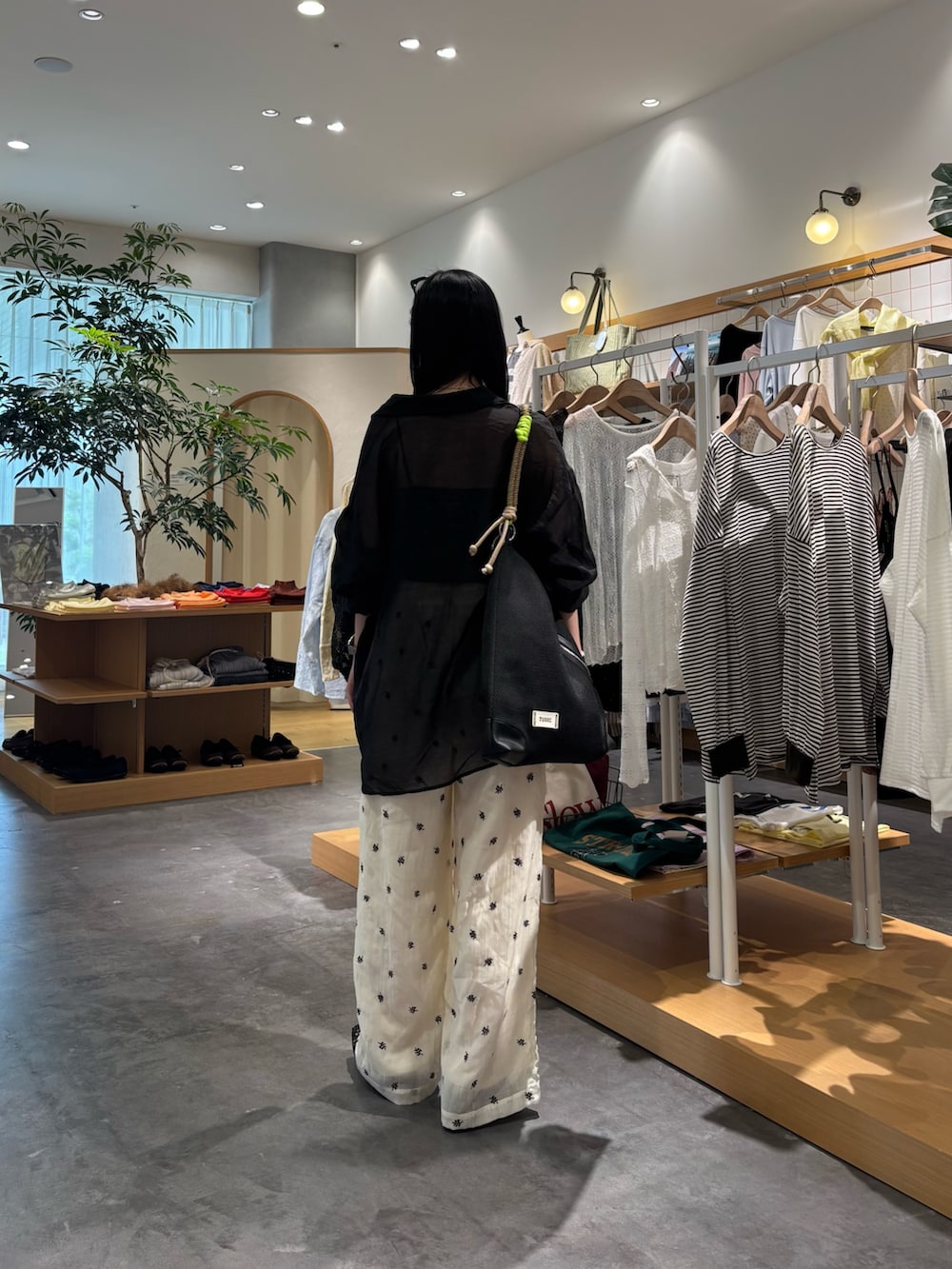 ブラック系のシャツ/ブラウス、ブラック系のその他パンツ、ブラック系のパンプスを着用したレディースの夏コーディネートの3枚目の写真