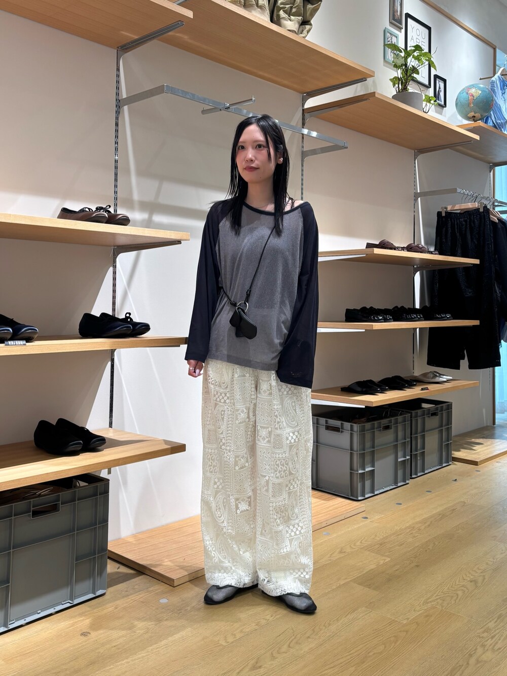 グレー系のTシャツ/カットソー、ホワイト系のその他パンツ、ブラック系のパンプスを着用したレディースの春コーディネートの5枚目の写真