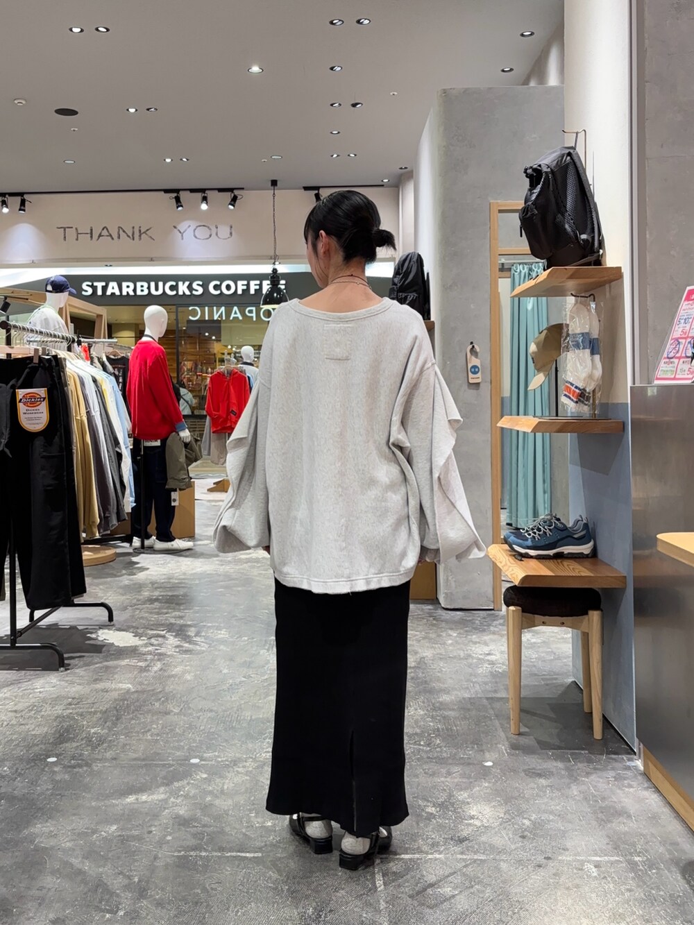 グレー系のTシャツ/カットソー、ブラック系のスカートを着用したレディースの春コーディネートの2枚目の写真