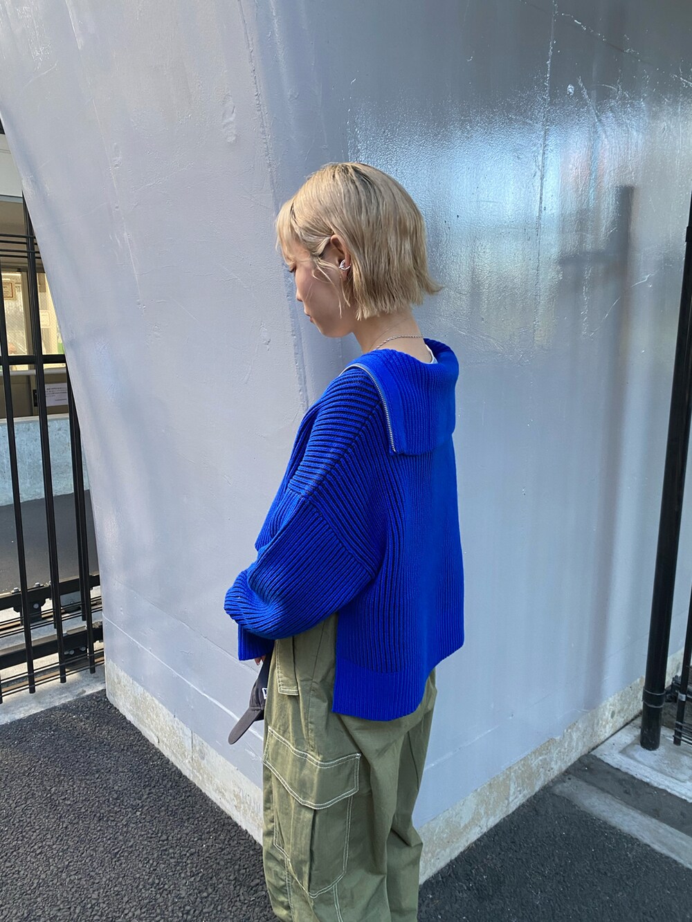 ブルー系のニット/セーター、グリーン系のカーゴパンツを着用したレディースの秋コーディネートの3枚目の写真